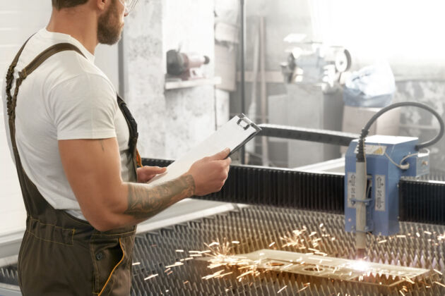 Оператор станка с ЧПУ (лазерная резка)