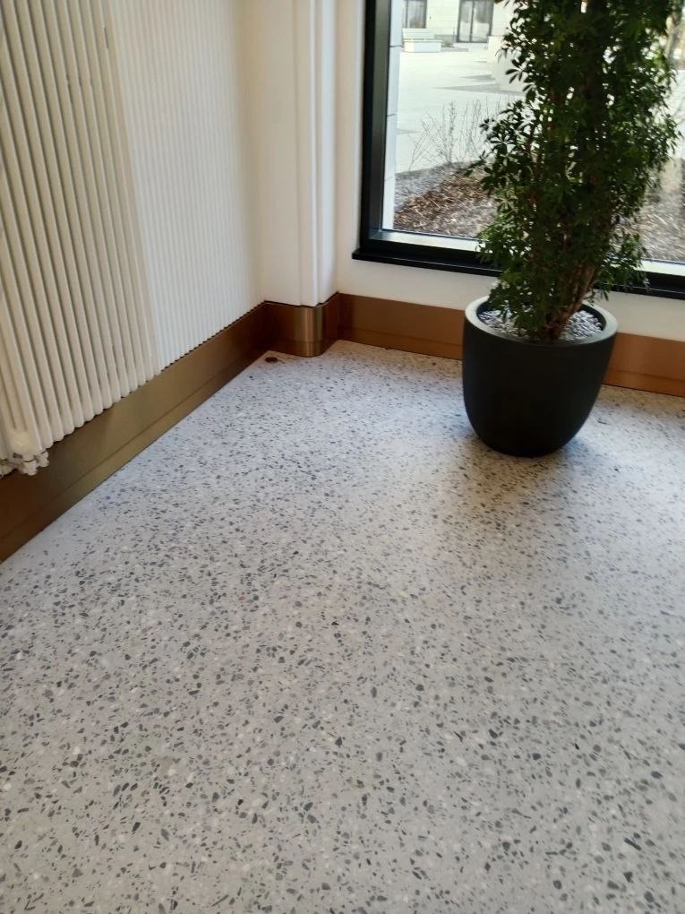 Топ-5 трендов использования декоративных металлов в интерьерах 2026