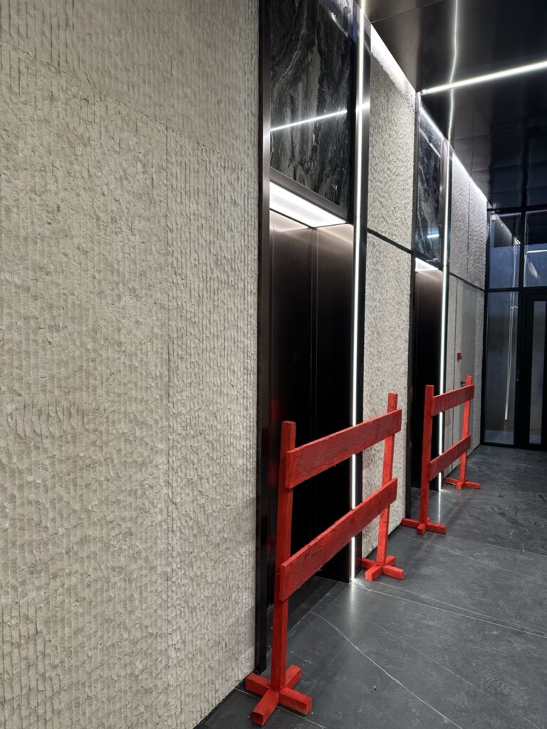 Топ-5 трендов использования декоративных металлов в интерьерах 2026