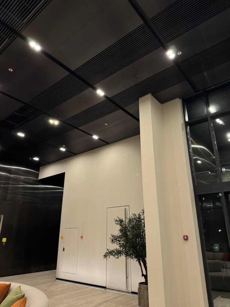 Топ-5 трендов использования декоративных металлов в интерьерах 2026